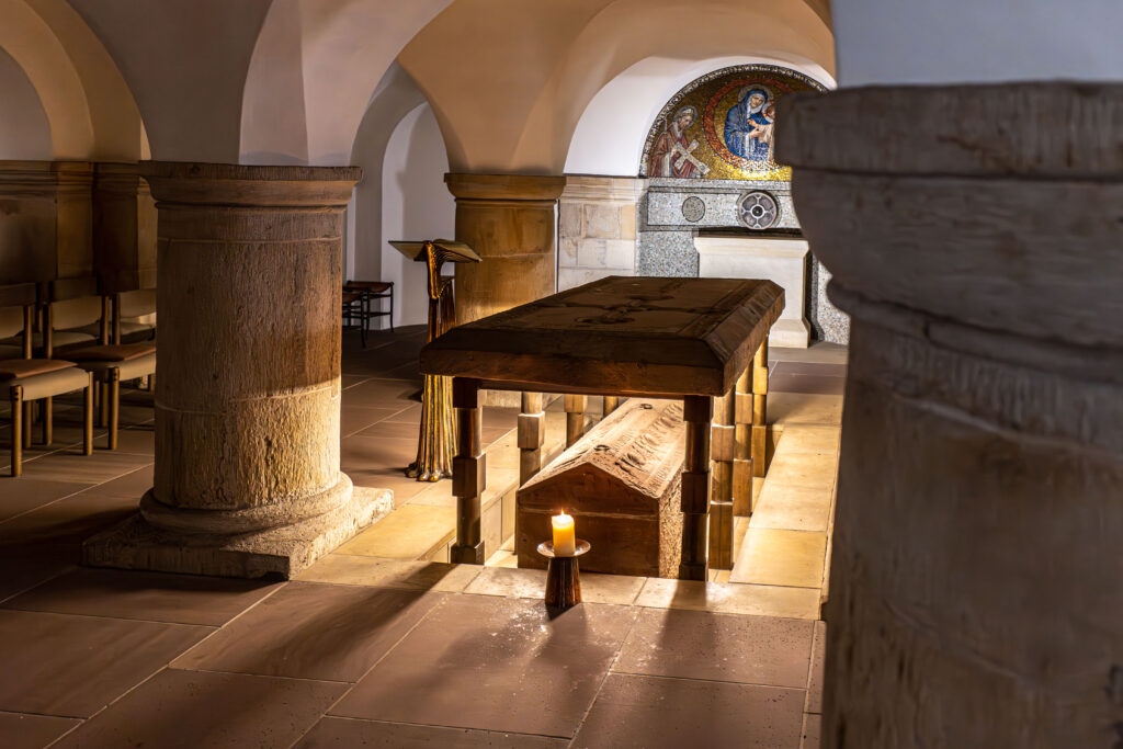 Bernwardsgrab in der Krypta St. Michaelis