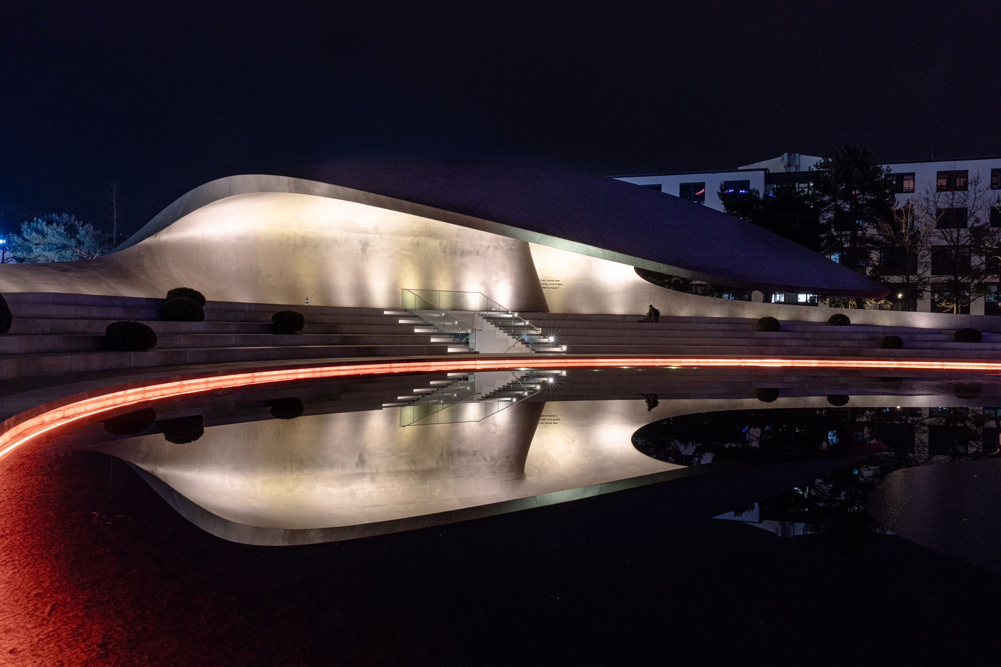 Porsche Pavillon bei Nacht