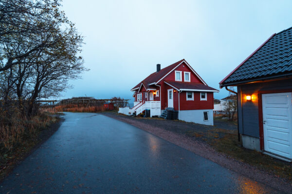 Morgens in Henningsvaer Weg zum Fussballplatznach dem Regen