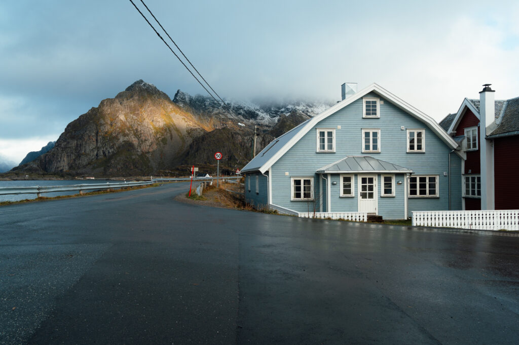 Blaues Haus und Berg